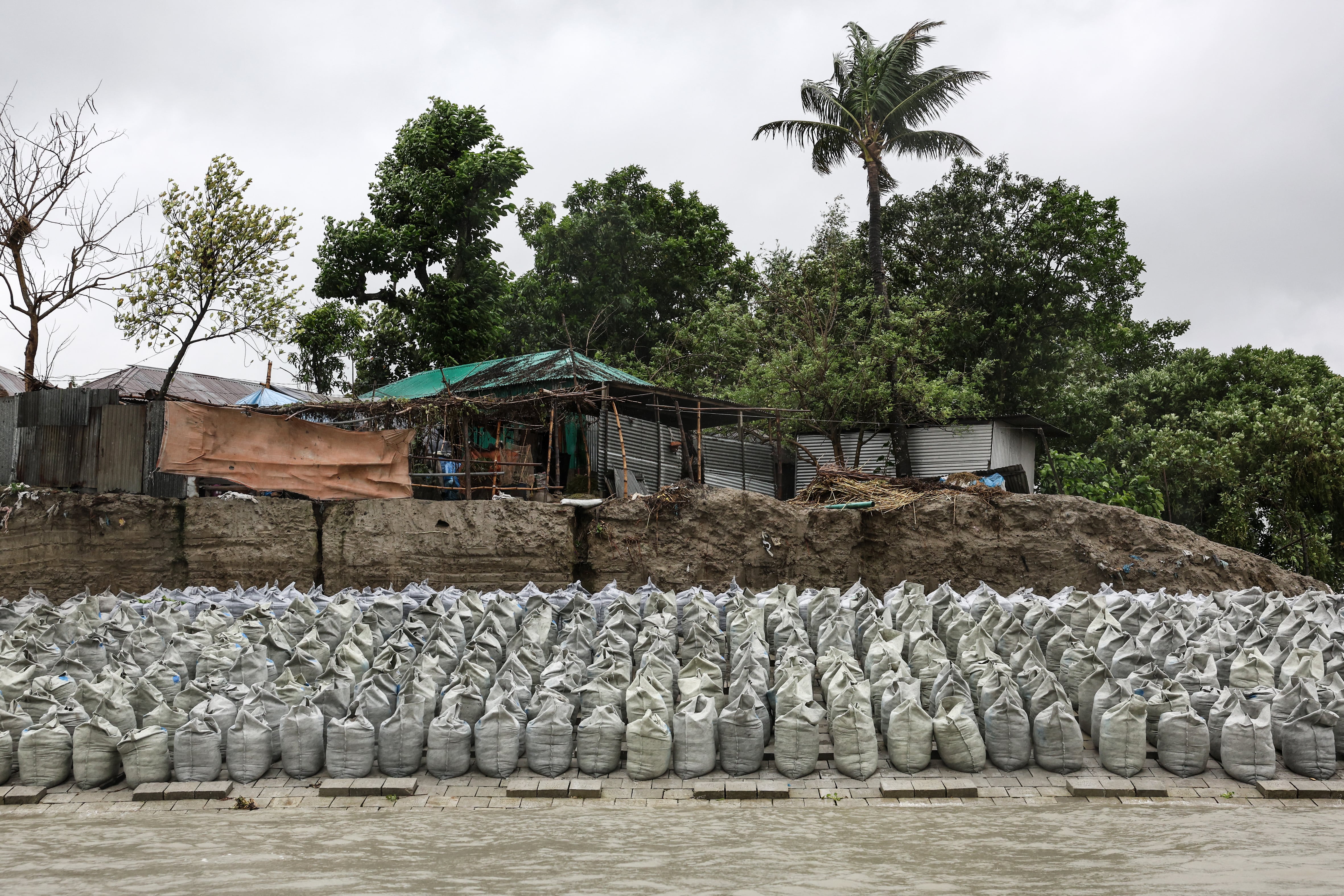 La construcción de dos presas hidroeléctricas en China e India amenaza a comunidades de pescadores en Bangladés: “Ya he cambiado de casa 15 veces”