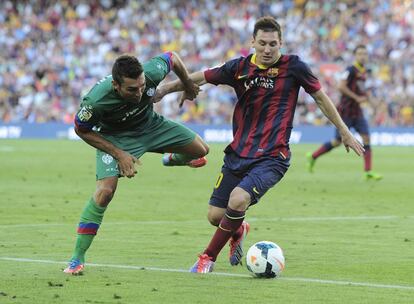 David Barral pelea el balón con Messi.