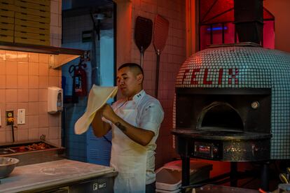 Un chef prepara la masa de una pizza.