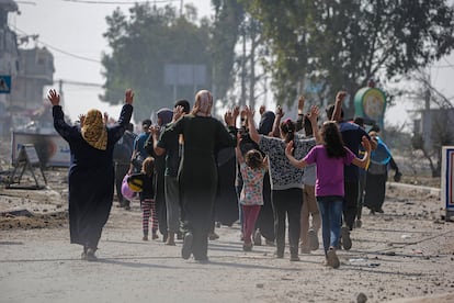 Un grupo de civiles, manos en alto, huye hacia el sur de la franja de Gaza el pasado 5 de noviembre.