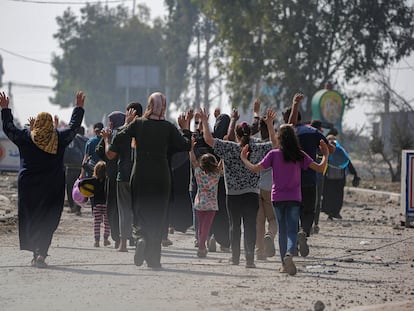 Un grupo de civiles, manos en alto, huye hacia el sur de la franja de Gaza el pasado 5 de noviembre.