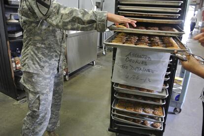 Galletas recién horneadas para los presos, 104 de los cuales están en huelga de hambre sobre un total de 166.