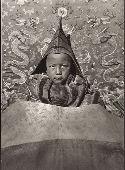Este niño, el hijo de un granjero tibetano de cuatro años, fue reconocido como la reencarnación del Dalai Lama en 1928