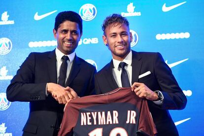 Neymar com o presidente do PSG, Nasser Al-Khelaïfi.