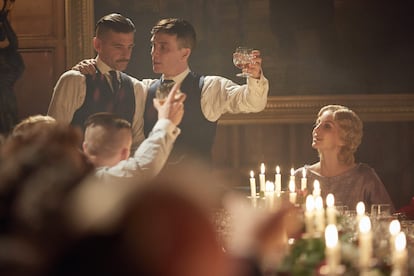 Paul Anderson y Cillian Murphy en una escena de la tercera temporada de 'Peaky Blinders'.