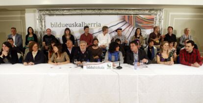 14/04/2011. Bildu ha presentado esta mañana en Bilbao los candidatos que presentará a las elecciones por Vizcaya. En la imagen, Txema Azkuenaga (cuarto por la izquierda) y Zuriñe Gainza (cuarta por la derecha), ambos independientes, encabezarán las listas a la alcaldía de Bilbao y a las Juntas Generales de Vizcaya, respectivamente. En la rueda de prensa han estado acompañados por todos los candidatos de Bilud del territorio.