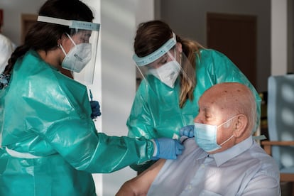 Un momento del primer acto de vacunación en el área de salud de Ibiza y Formentera, que ha tenido lugar este lunes en la residencia de Sa Serra.