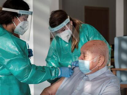 Un momento del primer acto de vacunación en el área de salud de Ibiza y Formentera, que ha tenido lugar este lunes en la residencia de Sa Serra.