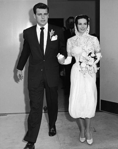 Natalie Wood se casó dos veces con el actor Robert Wagner. Para su primera boda, en 1957, la actriz optó por un estilo muy moderno que incluía un vestido de cóctel blanco, una capucha de encaje que caía sobre sus hombros y zapatos de salón. Fue una ceremonia íntima en una iglesia metodista.