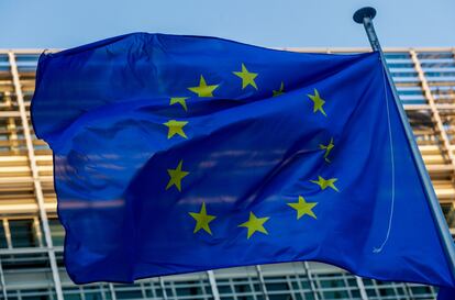 Una bandera de la UE ondea frente al edificio de la Comisión, en Bruselas.