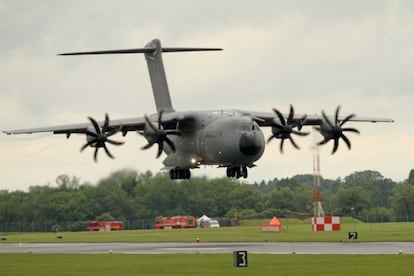 El Airbus A400M durante una maniobra de aterrizaje