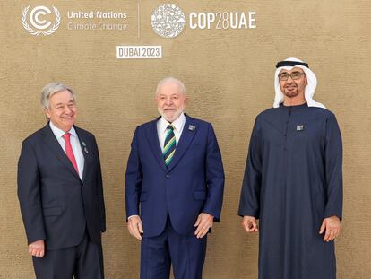 El presidente de Brasil Lula da Silva, entre el secretario general de la ONU, António Guterres, y el presidente de Emiratos, Mohamed bin Zayed Al Nahyan, el pasado 1 de diciembre en la COP28, en una imagen difundida por Naciones Unidas.