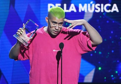 Bad Bunny recoge el premio Billboard Latin Music Award en 2019 con su característica manicura en tonos flúor.