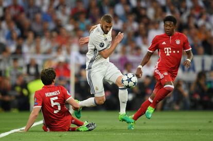 Karim Benzema (centro), del Real Madrid, intenta no perder la pelota ante la presión de Mats Hummels y David Alaba.