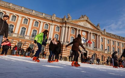 Patinaje sobre hielo en la Place du Capitole, en Toulouse. 