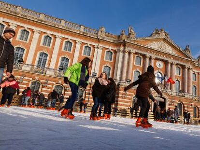 Patinaje sobre hielo en la Place du Capitole, en Toulouse. 