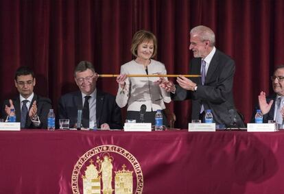 Mavi Mestre, primera rectora de la Universitat de València, en el acto institucional de su investidura.
