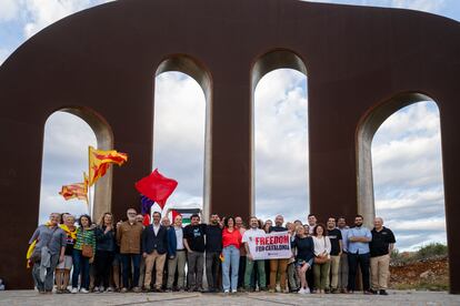 Dirigentes independentistas posan para una foto este viernes en Salses (Francia) junto a la secretaria general de ERC, Marta Rovira; al diputado de ERC en el Parlament Ruben Wagensberg; al vicepresidente de Òmnium, Oleguer Serra; al periodista de La Directa Jesús Rodríguez y al activista Josep Campmajó, que partieron de Suiza el jueves.