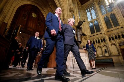 El líder de la oposición, Keir Starmer, y el primer ministro británico, Boris Johnson, pasan junto a una estatua de la ex primera ministra Margaret Thatcher, por el vestíbulo de Westminster para presenciar el discurso de apertura del año político de 2022. Ese año fue leído por el Príncipe de Gales en nombre de la reina Isabel. 