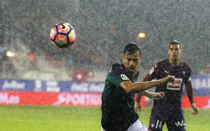 Riera persigue el balón ante Dani García.