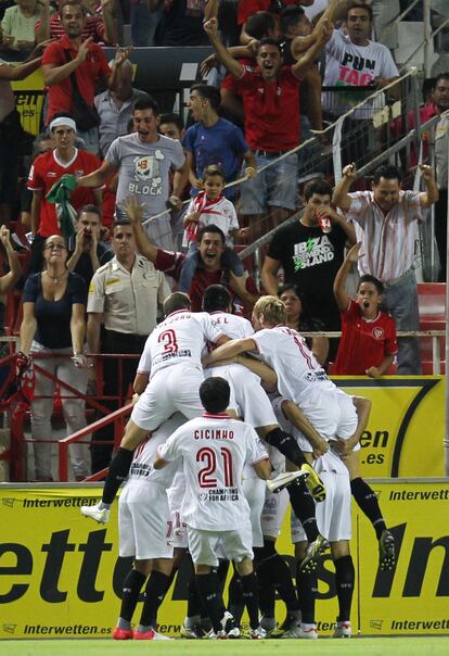 Los jugadores del Sevilla celebran el tanto de Trochowski.