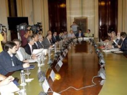 El ministro de Agricultura, Alimentación y Medio Ambiente, Miguel Arias Cañete (2d), preside la reunión con la Interprofesional láctea (Inlac) y representantes de la distribución para analizar los problemas del sector, esta tarde en la sede del Ministerio, en Madrid.