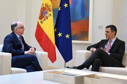 El presidente del Gobierno, Pedro Sánchez, durante la reunión de esta mañana en La Moncloa con el consejero delegado de IAG, Luis Gallego.