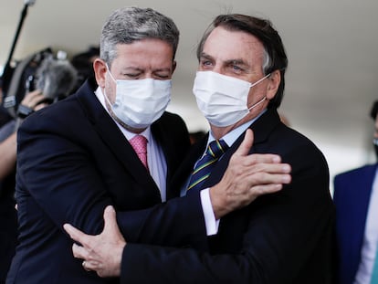 O presidente Jair Bolsonaro cumprimenta o presidente da Câmara, Arthur Lira, após reunião no dia 25 de março, em Brasília.