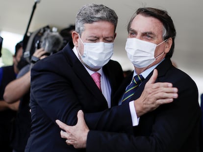 O presidente Jair Bolsonaro cumprimenta o presidente da Câmara, Arthur Lira, após reunião no dia 25 de março, em Brasília.