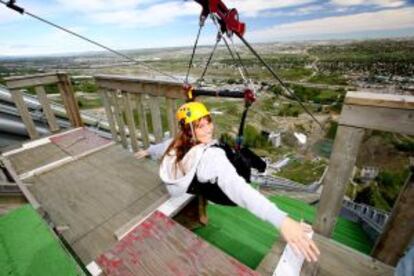 Inicio de la tirolina del parque olímpico de Calgary, que desciende paralela al trampolín de saltos de esquí.