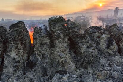 
El incendio forestal que arrancó en Navalacruz (Ávila) en la mañana del sábado es ya el mayor de los registrados en 2021, pues las llamas han afectado a más de 12.000 hectáreas. El fuego comenzó en un vehículo que salió ardiendo por un sobrecalentamiento del motor en la carretera que une Navalacruz y Cepeda de la Mora y ha obligado a evacuar los municipios de Solosancho, Riofrío y Sotalbo (en la imagen). 