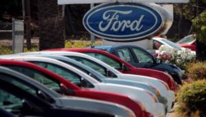 Las firmas J.D. Power y LMC Automotive, calculan que las ventas de automóviles en noviembre serán  alrededor de un 12 % mayores a las del mismo mes de 2011. En la imagen, vehículos Ford nuevos en un concesionario de venta de autos. EFE/Archivo