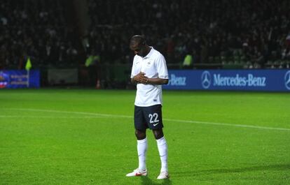 Abidal en el partido con la selecci&oacute;n ante Alemania.