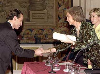 Juan de Dios Parra, hijo del poeta Nicanor Parra, recibe el premio de manos de la Reina.