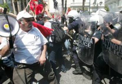 Profesores en paro se enfrentan a los policias antidisturbios durante la protesta convocada frente al Parlamento griego, en Atenas (Grecia). EFE/Archivo