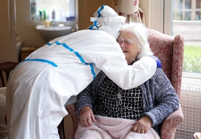 Nicky Clough visita a su madre Pam Harrison en su habitacin de la residencia Alexander de Londres. Las visitas de una persona a las residencias de ancianos forman parte del primer paso de la desescalada que finalizar si se cumple la hoja de ruta el 21 de junio. En esta primera fase, adems, se permitir la vuelta a los colegios y las reuniones al aire libre de dos personas no convivientes por motivos de ocio o de ejercicio.