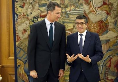 Felipe VI, durante la reunión con el presidente del Congreso, Patxi López, el 25 de enero.