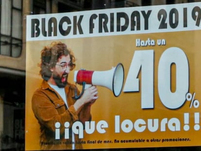 Cartel publicitario del Black Friday, este domingo en Madrid.
