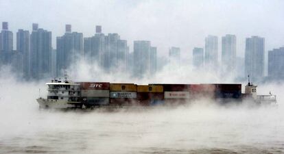 Un barco navega entre la niebla en el río Yangtsé (China).