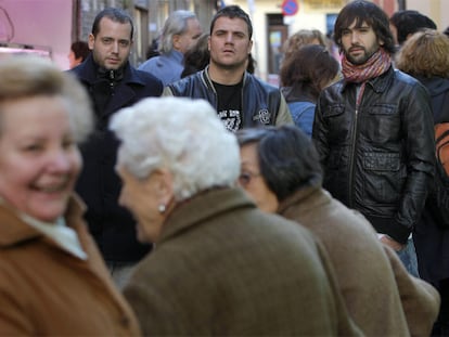 Los componentes de El Canto del Loco, fotografiados en el centro de Madrid.