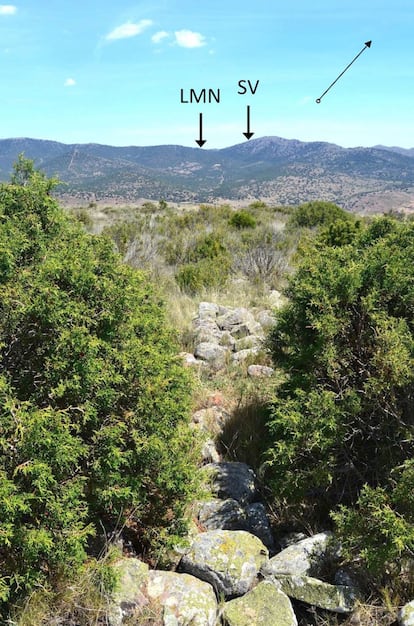 Vista parcial del horizonte siguiendo el muro de piedras. Se indican los puntos donde se producían los ortos del Sol en el solsticio de verano (SV) y el de la Luna en el lunasticio mayor norte (LMN) a mediados del primer milenio a. C.