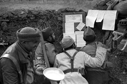 El batalló "Félix Barzana", de la Federación Española de Trabajadores de la Enseñanza (FETE-UGT), en una trinxera al front sud de Madrid durant la Guerra Civil espanyola