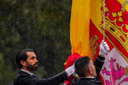 Izado la bandera de España antes de la parada militar.