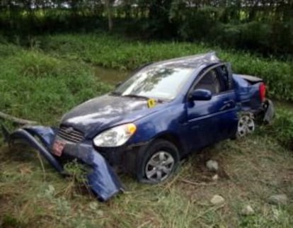 Imagen distribuida por el Gobierno cubano del vehículo siniestrado donde viajaba el fallecido opositor Oswaldo Payá.