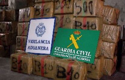 Parte del alijo de droga decomisado por la Guardia Civil en Andalucía.