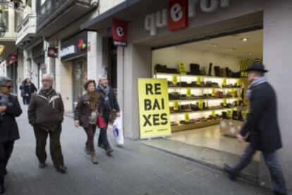 Vianants al carrer Gran de Gràcia, abans que comencés el període oficial de rebaixes.