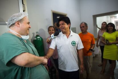 O cirurgião pediatra Carlos Sanches cumprimenta Edmar Tsupto, pai de Geraldo Alckmin, que operou de uma hérnia na bolsa escrotal. Após a cirurgia, a TV local de General Carneiro fez uma entrevista com os médicos e pacientes.