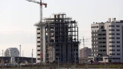 Vista de varios bloques de viviendas en construcción en Madrid.