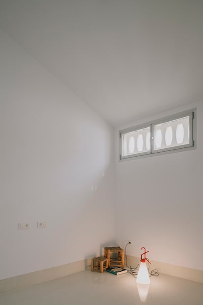 Living in an old fisherman's house a few steps from the sea: this is the 70 square meter home that resists gentrification | ICON Design