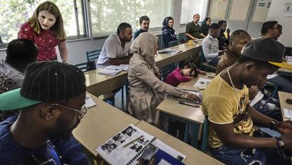 Inmigrantes y refugiados de distintas nacionalidades acuden a clase de inglés en el Centro Multifuncional de Cruz Roja en Atenas.